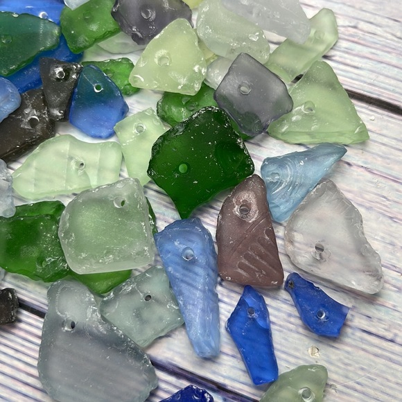 SEA GLASS WITH PREDRILLED HOLES CRAFTING DIY JEWELRY MIXED LOT BUNDLE - Picture 6 of 12
